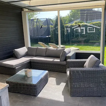 Near With Large Private Garden بيت للعطل